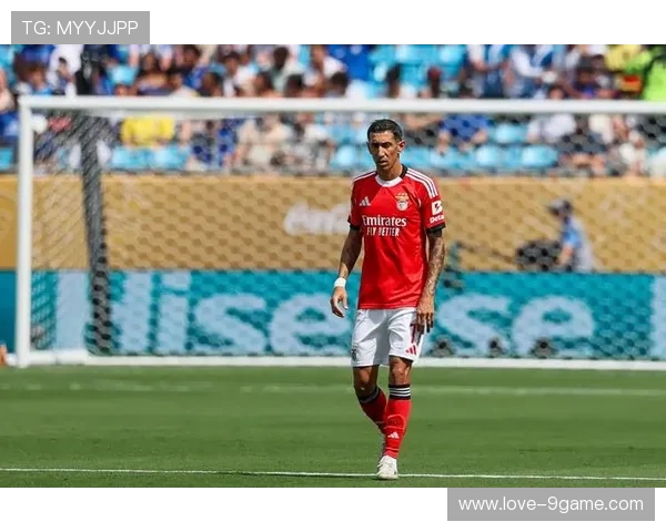 脆弱之星：足球场上一推就倒的球员们