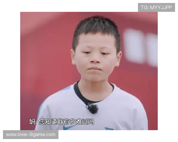 足球明星与小球迷的梦想与现实差距：从场上英雄到场外追随者的成长故事