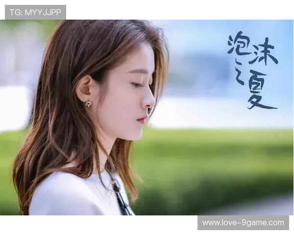 足球明星女友甜美可爱背景照展现青春魅力与时尚气质