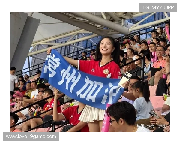 足球球星意外掉落观众席瞬间引爆全场 热血与惊险并存的戏剧性时刻 足球球星意外掉落观众席瞬间引爆全场 热血与惊险并存的戏剧性时刻